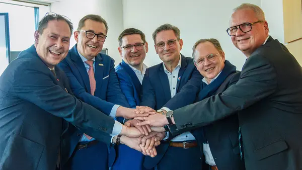 Das Foto zeigt die Taskforce Klimahandwerk bei der Gründung (von links): ZDH-Geschäftsführer Karl-Sebastian Schulte, ZVSHK-Präsident Michael Hilpert, ZVEH-Präsident Stefan Ehinger, ZVDH-Hauptgeschäftsführer Ulrich Marx, BIV-Bundesinnungsmeister Björn Sielaff, ZIV-Vizepräsident Andreas Peeters. | © ZVSHK, Sternemann